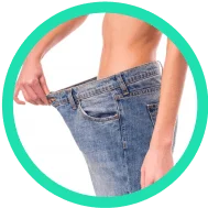 Mulher usando calça folgada, simbolizando a redução de inchaço e retenção de líquidos após emagrecimento.