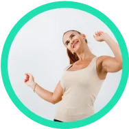 Mulher sorridente com braços abertos, expressando vitalidade, energia e bem-estar no dia a dia.